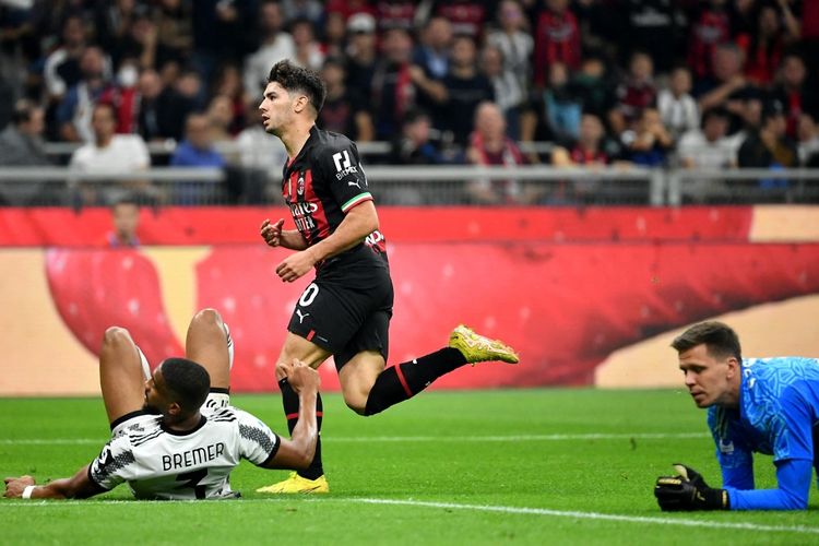 Gelandang AC Milan Brahim Diaz (tengah) melakukan selebrasi usai mencetak gol ke gawang Juventus pada laga pekan kesembilan Liga Italia 2022-2023 di Stadion San Siro, Milan, Sabtu (8/10/2022) malam WIB. Duel AC Milan vs Juventus berakhir dengan skor 2-0.