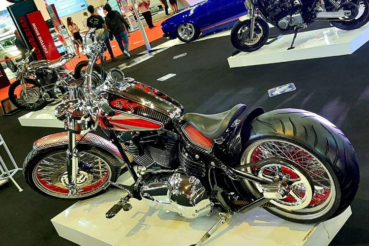 Motor custom Harley-Davidson Rocker C bergaya bobber garapan Imagineering Customs