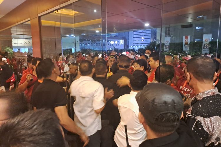 Kader PSI ramai-ramai berdorongan meminta masuk ke acara Kopdarnas PSI di Djakarta Theater, Jakarta, Senin (25/9/2023) malam. 