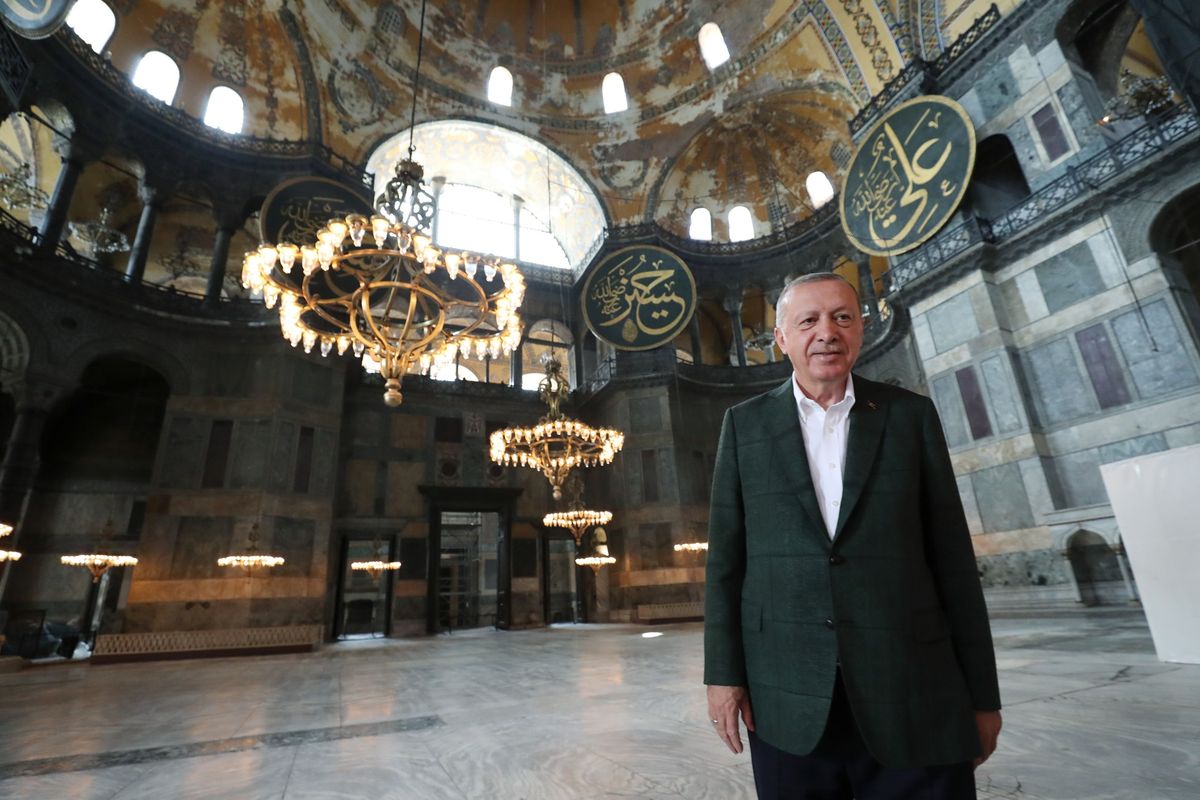 Foto yang dirilis Kantor Kepresidenan Turki memperlihatkan Presiden Recep Tayyip Erdogan mengunjungi Hagia Sophia di Istanbul pada 19 Juli 2020. Pada 10 Juli 2020, pengadilan tinggi Turki mengubah status Hagia Sophia dari museum sejak 1935 menjadi masjid.