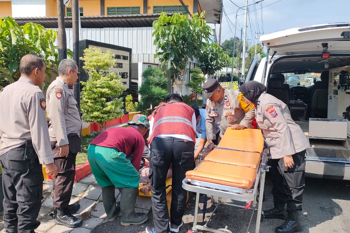 Petugas mengevakuasi nenek Sutarmi yang tewas setelah sepeda motor yang dikemudikan tertabrak kendaraam lain saat hendak berbelok di ruas jalan Surabaya ? Madiun tepatnya di  Kelurahan Nglames,  Kecamatan Madiun, Kabupaten Madiun, Jawa Timur, Rabu (9/4/2025). 