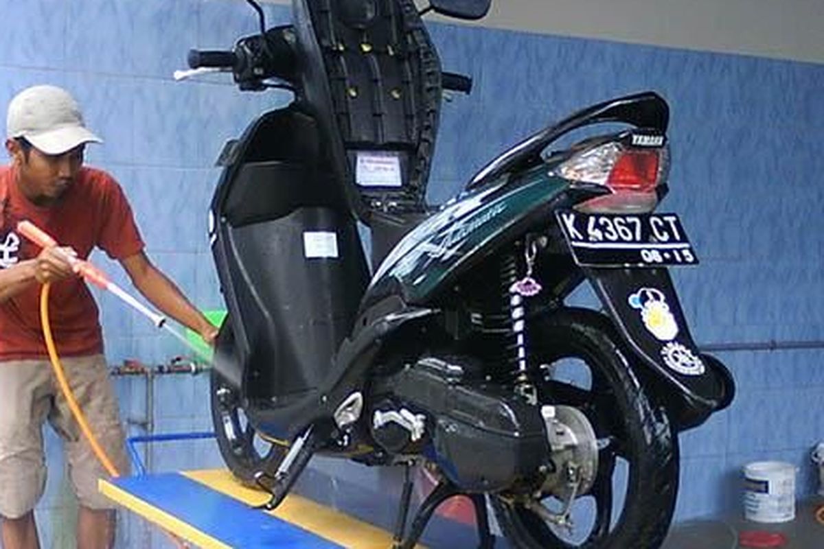 Cuci motor adalah salah satu bentuk perawatan wajib, tujuannya menjaga komponen tidak berkarat. 