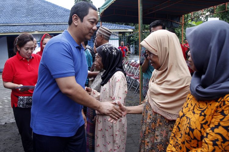 Wali Kota Semarang Hendrar Prihadi mengunjungi warga Kelurahan Mangkang Wetan, Kecamatan Tugu, Kota Semarang yang kebanjiran sejak Senin (5/2/2018).