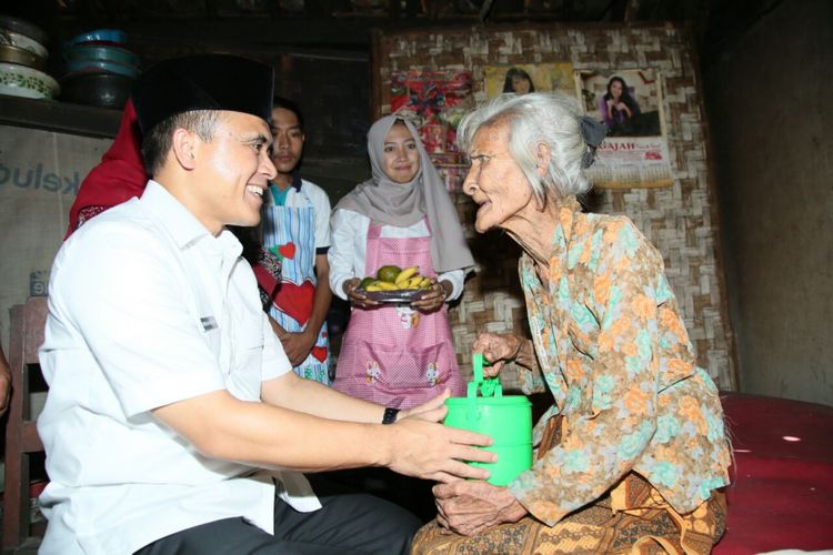 Bupati Banyuwangi Abdullah Azwar Anas ketika mengantarkan Rantang Kasih ke pada salah satu lansia di Banyuwangi, Kamis (26/10/2017).