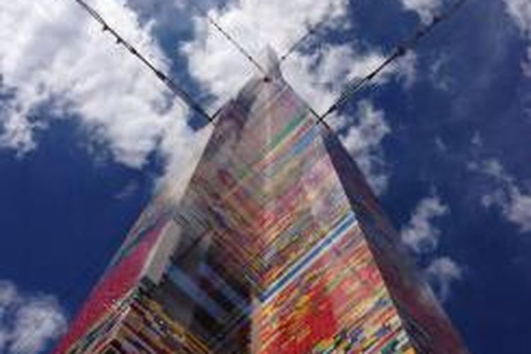 Para siswa SMA John Dickinson, Delaware, Wilmington, Amerika Serikat, mampu menghasilkan karya arsitektur berupa gedung setinggi 112 kaki atau 34,1 meter dari batu-bata LEGO.