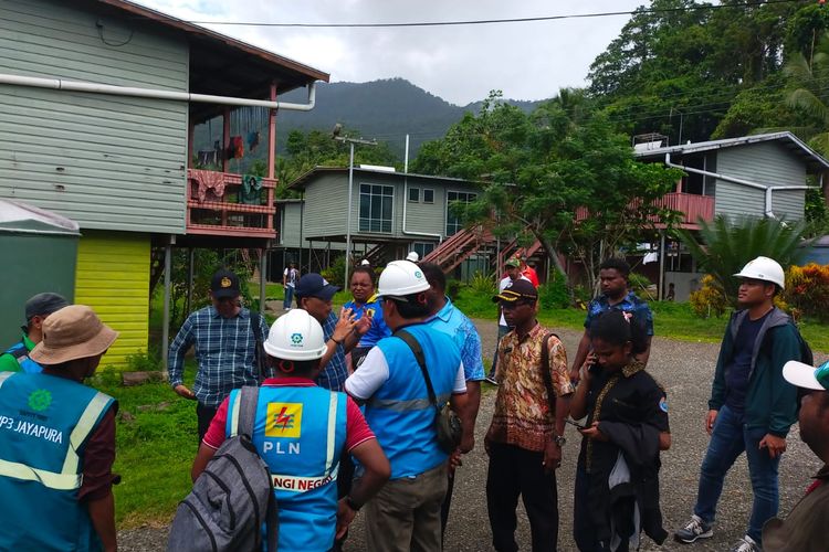 Perwakilan PLBN Skouw mendampingi PT PLN Persero Jayapura melakukan survei pemasangan listrik ke Kampung Wutung, Papua Nugini, pada Juli 2023. 