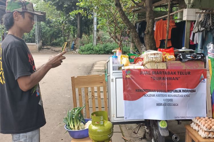 Surahman kini juga membuka usaha martabak telur menggunakan sepeda motor. Usahanya ini didukung oleh Kemensos.