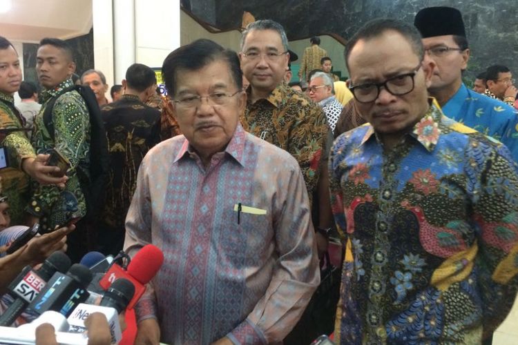 Wakil Presiden Jusuf Kalla usai menghadiri sebuah acara di Kementerian Ketenagakerjaan, Jakarta, Jumat (9/12/2017).  