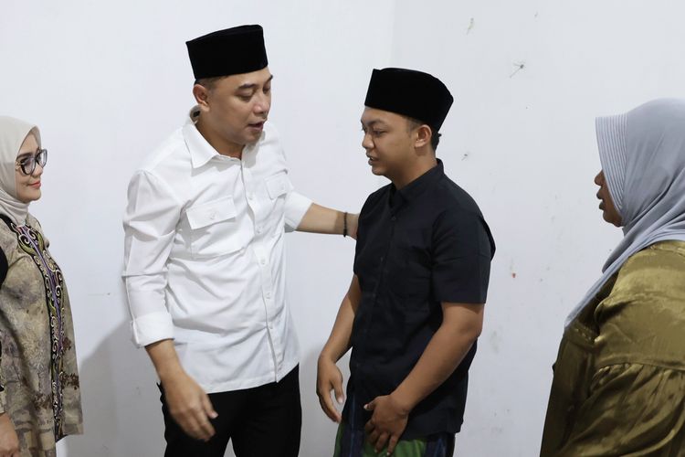 Wali Kota Surabaya, Eri Cahyadi saat bertemu keluarga petugas Damkar tewas saat bekerja, Senin (8/9/2025).