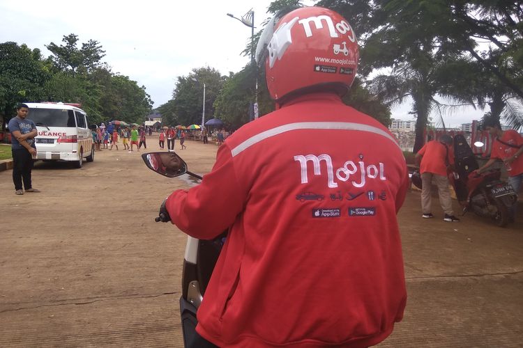 Salah satu driver MOOJOL menaiki sepeda motornya di Jakarta, Minggu (2/2/2020).