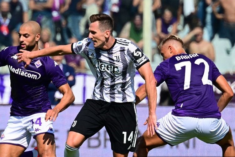 Penyerang Juventus asal Polandia, Arkadiusz Milk diapit oleh dua pemain Fiorentina, Sofyan Amrabat dan Antonin Barak dalam laga Liga Italia 2022-2023 di Stadion Artemio Franchi, Sabtu (3/9/2022).