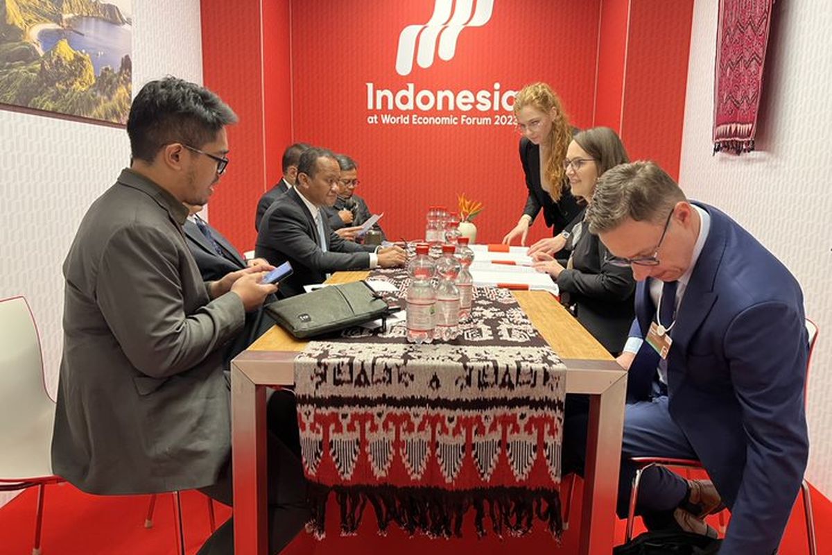 Menteri Investasi Bahlil Lahadalia bertemu dengan Menteri Keuangan Polandia Magdalena Rzeczkowska di sela agenda World Economic Forum (WEF), Davos, Swiss, Kamis (19/1/2023). 