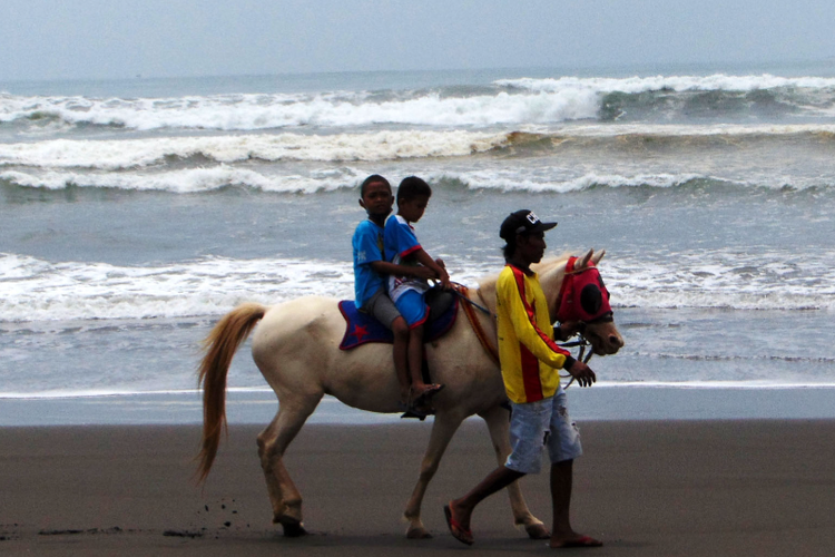 Pantai Widarapayung, Cilacap, Jawa Tengah 