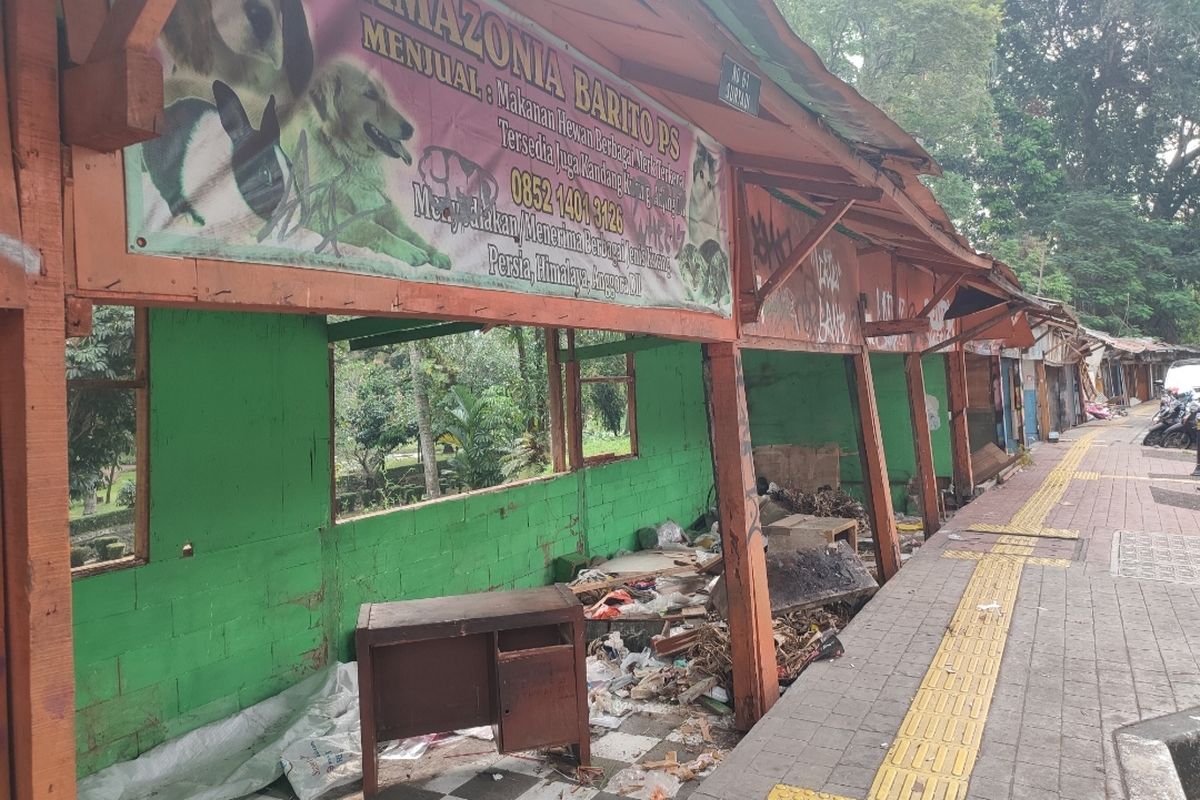 Suasana sejumlah kios di Pasar Barito, Kebayoran Baru, Jakarta Selatan, pada Rabu (11/5/2022). Sebagian kios di pasar itu telah dibongkar untuk direvitalisasi 