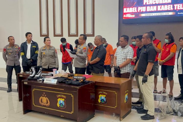 Para pencuri kabel PJU saat berada di Mapolrestabes Surabaya Surabaya, Rabu (3/12/2025).