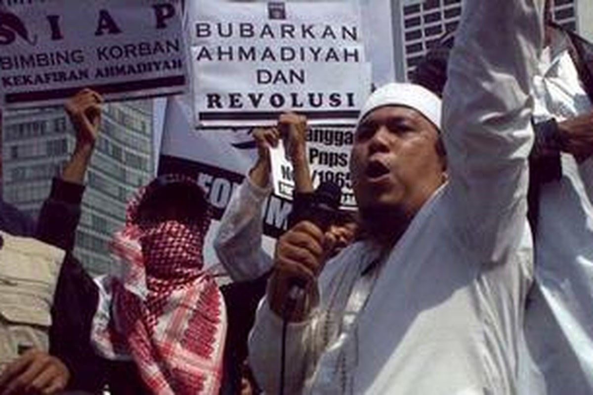 Demonstran Anti Ahmadiyah di Bundaran HI, Jumat (18/2/2011), menuntut pemerintah membubarkan aliran Ahmadiyah yang menyatakan masih dalam bagian Islam.
