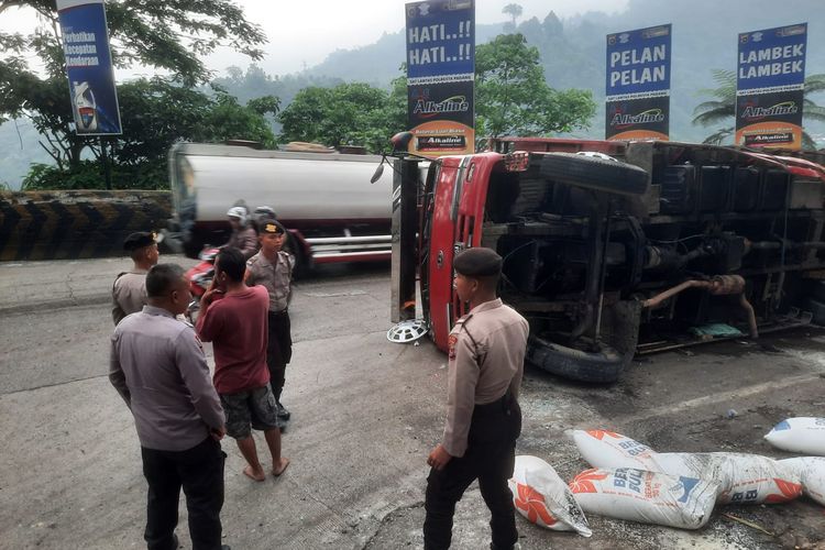 Truk pembawa beras Bulog terbalik di Sitinjau Layuk, Padang, Selasa (21/11/2023) sore