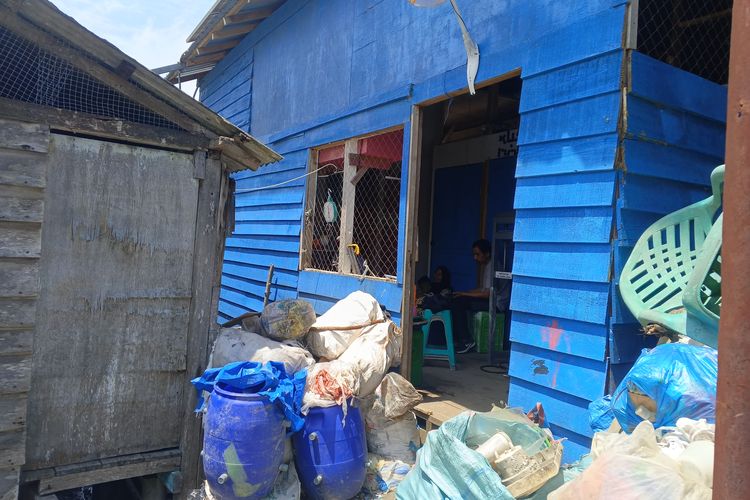 Karung goni berisi sampah terlihat menumpuk di depan kantor Bank Sampah Horas Bah di Lingkungan 12, Kampung Nelayan, Kecamatan Medan Belawan, Kota Medan, Sumatera Utara, Minggu (26/10/2025). Sejak program ini digagas, total 14 ton sampah telah berkurang dan tentunya memiliki ekonomis bagi warga.