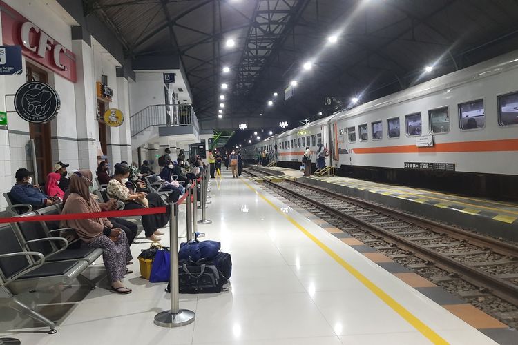 Para penumpang KAI sudah mulai memadati Stasiun Kutoarjo Purworejo pada Sabtu (23/4/2022) pagi 