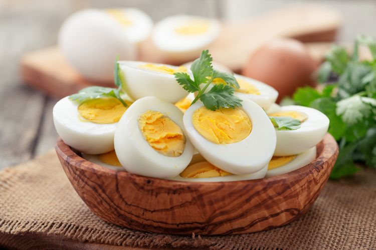 Ilustrasi telur rebus. Telur, kacang almond, keju, yogurt, cokelat hitam, adalah contoh makan terbaik untuk meningkatkan dopamin dalam otak kita. 