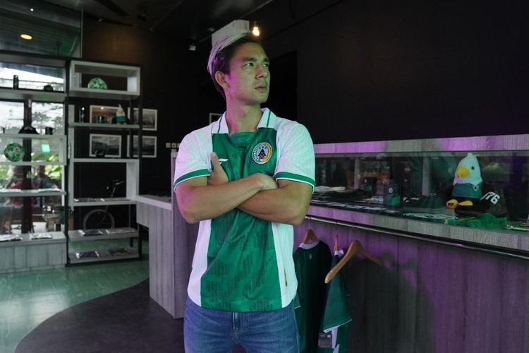 Pemain PS Sleman Kim Jeffrey Kurniawan mengenakan jersey terbaru klub yang dirilis pada Rabu (4/8/2021).