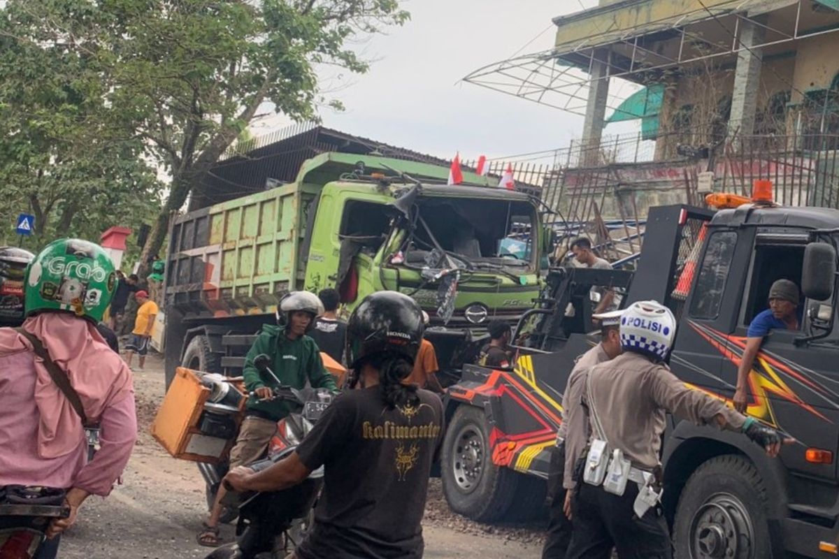 Petugas mengevakuasi sejumlah kendaraan yang terlibat tabrakan di Cianjur, Jawa Barat, Rabu (2/8/2023). Seorang pengendara sepeda motor tewas dalam kejadian ini.