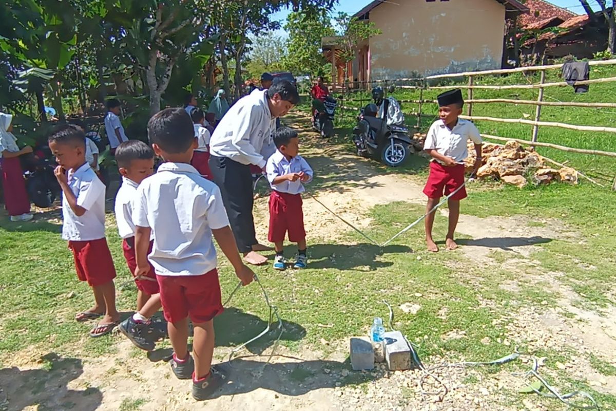 Siswa SDN Rek Kerrek 4 Kecamatan Palengaan, belajar di depan rumah warga setelah sekolah disegel oleh pemilik lahan. Penyegelan sudah yang kedua kalinya karena masalah kepemilikan tanah yang belum tuntas.