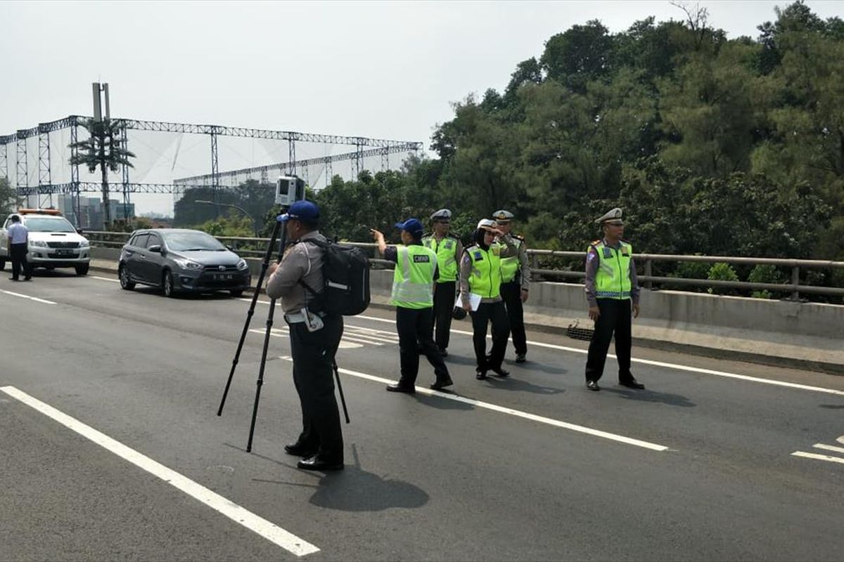 Polisi olah TKP kecelakaan truk Pertamina yang melibatkan mobil Calya dan menewaskan 3 orang di Tol Wiyoto Wiyono KM 5 arah Cawang, Jakarta Timur, Rabu (24/7/2019).