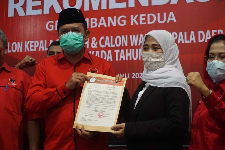 Pasangan Pungkasiadi-Titik Masudah saat menerima rekom dari PDI-P di Surabaya, Jumat (17/7/2020).