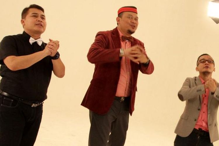 Trio komedi Cak Lontong (tengah), Denny P-Project (kiri), dan McDanny (kanan)