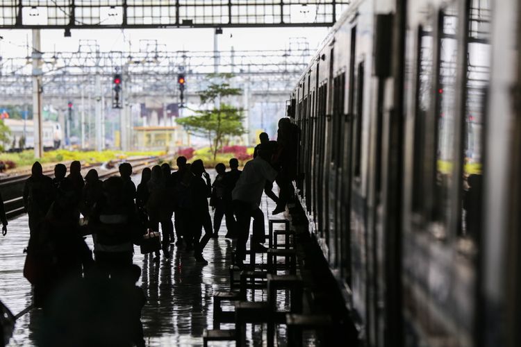 Sejumlah penumpang berjalan disamping gerbong kereta rel listrik di Stasiun Tanjung Priok, Jakarta Utara, Kamis (7/9/2017). Sejak di operasikan kembali rute stasiun Tanjung Priok-Jakarta Kota pada Desember 2015, jumlah penumpang yang naik dan turun terus meningkat rata-rata 1.000 orang hari biasa dan hari libur mencapai 1.300 orang