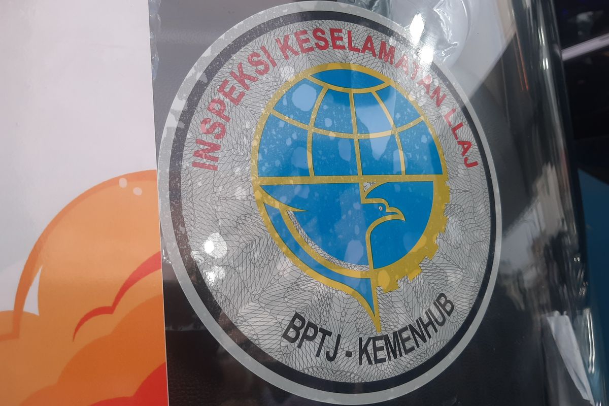 Stiker khusus untuk bus yang sudah lulus ramp check oleh Kemenhub