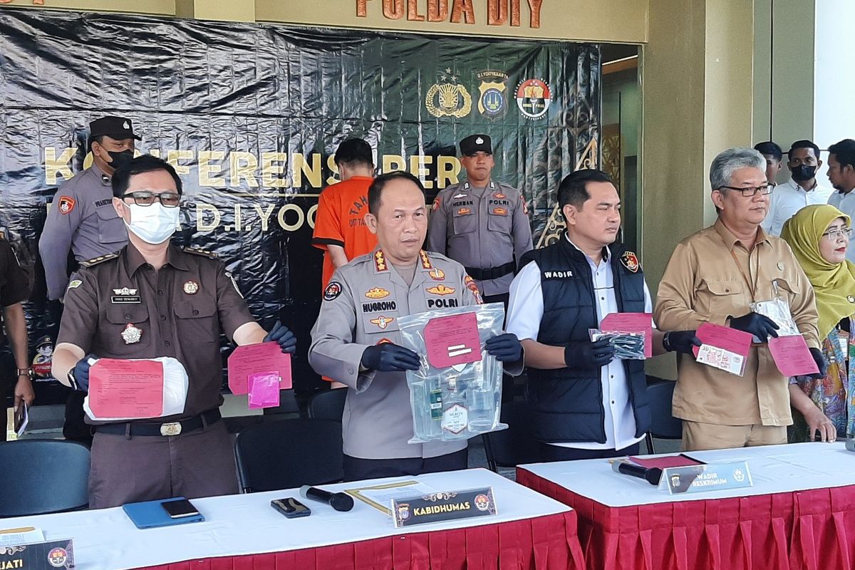 Barang bukti yang berhasil diamankan dari kasus pencabulan yang dilakukan oleh BM (54) warga Kabupaten Bantul. Ada 17 korban dibawah umur dalam kasus pencabulan yang dilakukan BM di salah satu apartemen di Kabupaten Sleman.