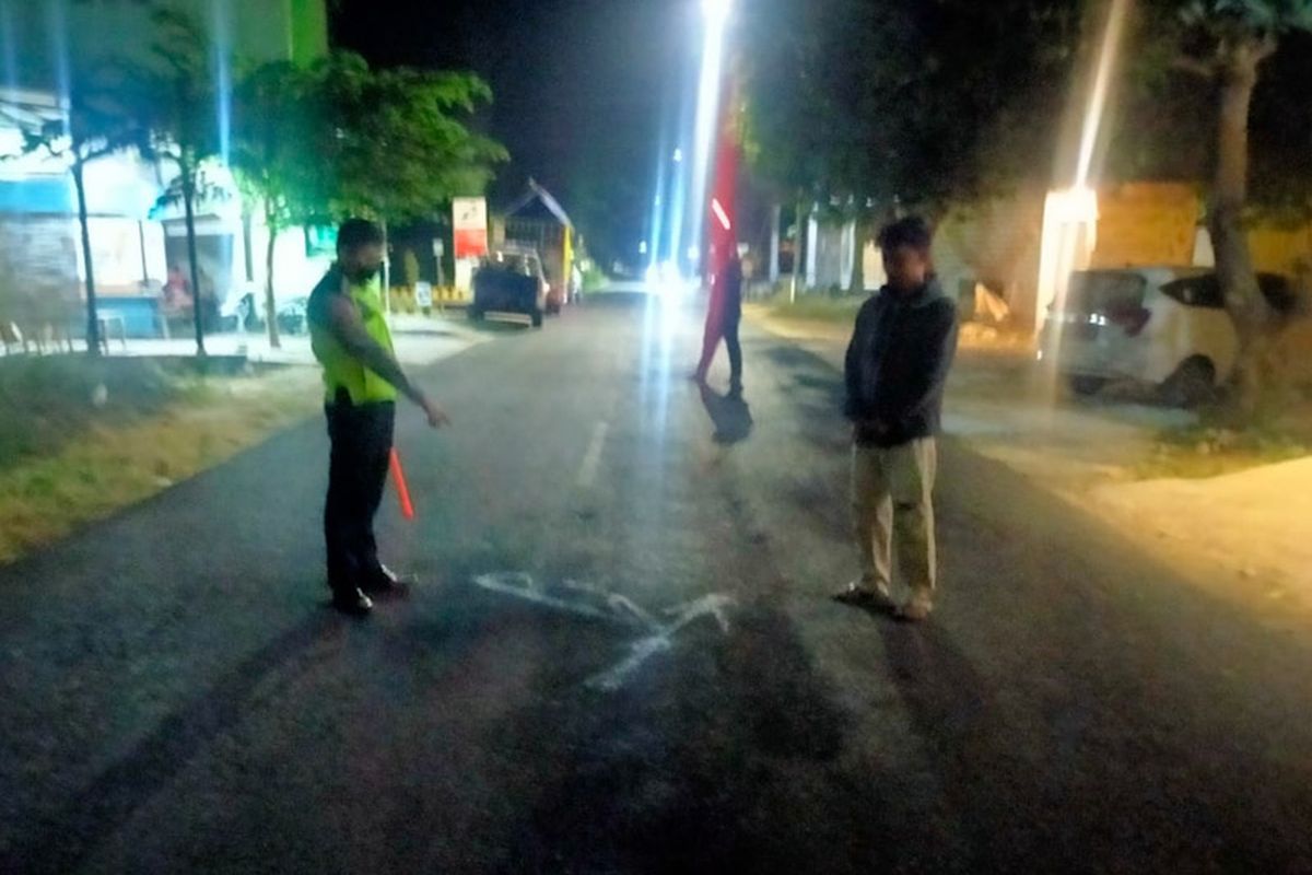 Pihak kepolisian saat melakukan olah TKP insiden kecelakaan yang sempat terjadi di Jalan Raya Dukunanyar, Kecamatan Dukun, Gresik, Jawa Timur.