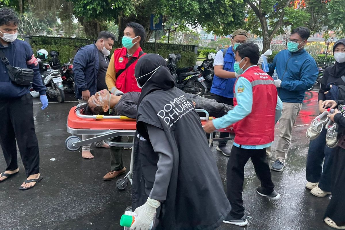 Dompet Dhuafa menurunkan dua ambulans dan 15 personel lapangan dari unit Disaster Management Center (DMC), Layanan Kesehatan Cuma-Cuma (LKC), serta Lembaga Pelayan Masyarakat (LPM).
Mereka bersiaga memberikan layanan darurat, mulai dari pertolongan pertama hingga evakuasi korban yang terpapar gas air mata atau mengalami luka.