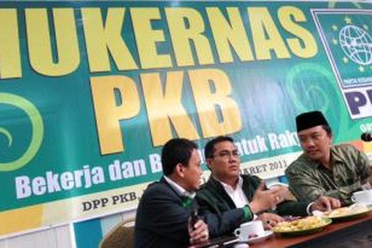Ketua Dewan Pimpinan Pusat Partai Kebangkitan Bangsa (DPP PKB), Abdul Kadir Karding (kiri) dan Helmy Faizal Zaini (tengah) didampingi Sekretaris Jenderal DPP PKB Imam Nahrawi berbicara kepada wartawan di kantor DPP PKB, Jakarta, Rabu (16/3/2011).    