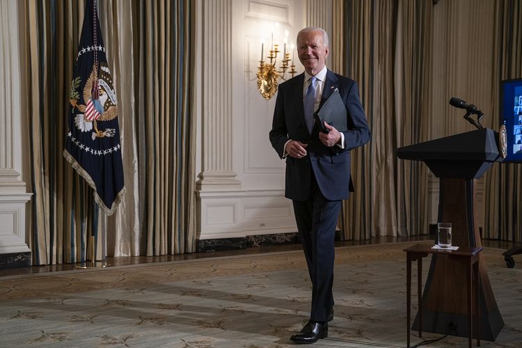 Presiden AS Joe Biden melangkahkan kaki setelah menghadiri sumpah virtual di Gedung Putih, Washington DC, AS, pada Rabu (20/1/2021).