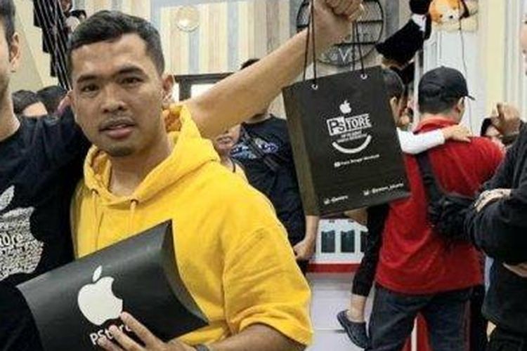 Putra Siregar berfoto dengan Raffi Ahmad