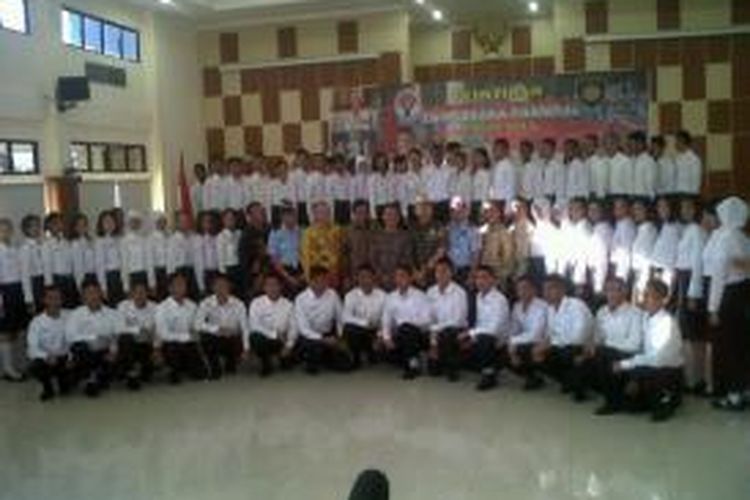 Para Peserta Paskibraka Nasional tahun 2013 berfoto bersama Menteri Pemuda dan Olahraga, Roy Suryo, pada pembukaan pelatihan Pasukan Pengibar Bendera Pusaka (Paskibraka) Nasional 2013, Jumat (26/7/2013), di Pusat Pemberdayaan Pemuda dan Olahraga Nasional (PP-PON), Cibubur, Jakarta Timur.