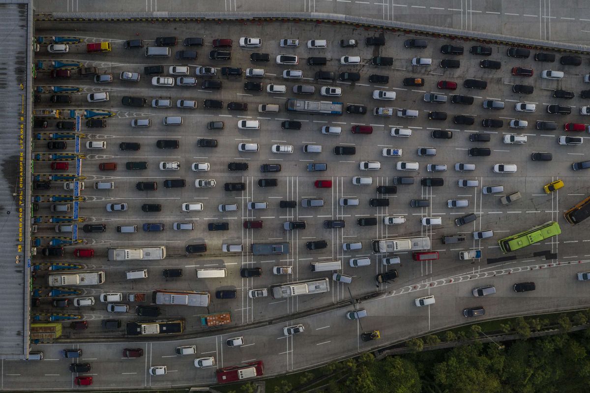 Foto udara kendaraan pemudik antre memasuki Gerbang Tol Cikampek Utama di Karawang, Jawa Barat, Jumat (6/5/2022). Polri memprediksi sebanyak 1,9 juta kendaraan akan kembali ke wilayah Jakarta, Bogor, Depok, Tangerang, dan Bekasi (Jabodetabek) pada periode arus balik Lebaran 2022.