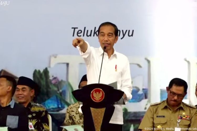 Presiden Joko Widodo saat memberikan sambutan di acara pembagian sertipikat tanah untuk masyarakat di Cilacap, Jawa Tengah pada Selasa (2/1/2024) .