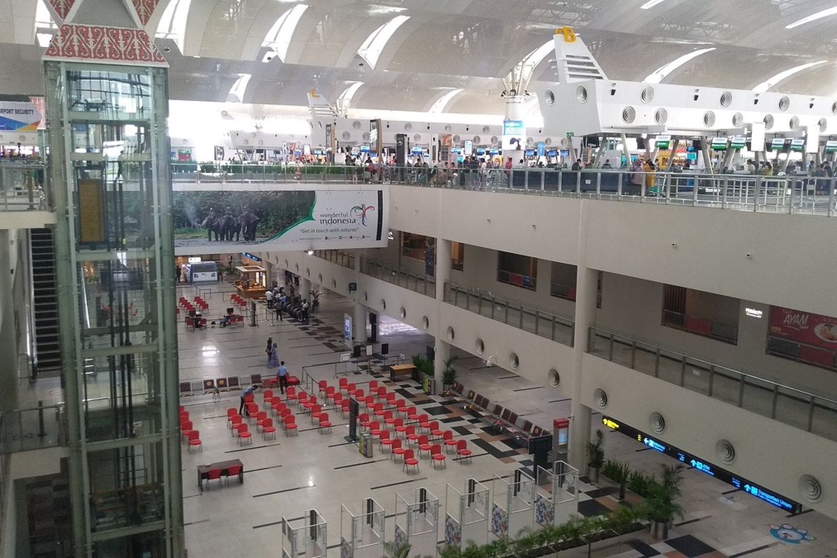 Suasana di Bandara Internasional Kualanamu pada Senin (5/7/2021) siang. Dimulai hari ini, penumpang dari Bandara Internasional Kualanamu, Deli Serdang yang hendak terbang ke Jawa, Bali, Kalimantan Tengah dan Kalimantan Barat harus membawa kartu vaksin dan hasil swab Polymerase Chain Response (PCR). Di lapangan, masih banyak penumpang yang terpaksa harus menunda keberangkatannya karena kurang persyaratan tersebut.