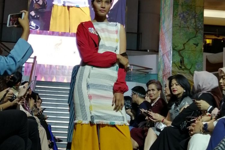 Busana Ikat Indonesia by Didiet Maulana berkolaborasi dengan label perhiasan Passion Prive pada gelaran Objects of Desire di Plaza Indonesia, Jakarta, Kamis (1/11/20218).