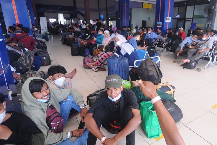 Penumpang tujuan Surabaya, Jawa Timur memadati ruang tunggu Pelabuhan Trisakti Banjarmasin, Kalsel, Jumat (29/4/2022). 