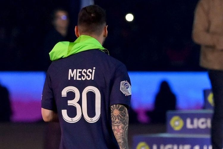 Penyerang asal Argentina, Lionel Messi, usai menjalani partai terakhir bersama PSG pada pekan ke-38 Liga Perancis 2022-2023 melawan Clermont di Stadion Parc des Princes, 3 Juni 2023. (Photo by FRANCK FIFE / AFP)