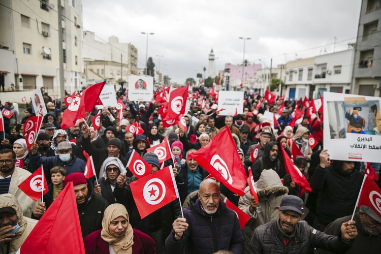Demonstran Tunisia berbaris dengan bendera Tunisia selama demonstrasi menentang Presiden Tunisia Kais Saied pada peringatan kemerdekaan Tunisia di Tunis, Tunisia, Minggu, 20 Maret 2022. Belum lama ini, Pemerintah Tunisia kembali menikkan harga BBM.