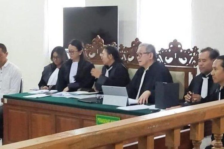 Persidangan agenda pemeriksaan saksi JPU dalam kasus Landak Jawa I Nyoman Sukena. Kasus yang dihadapi I Nyoman Sukena yang diketahui memelihara Landak Jawa dan akhirnya berujung pada kasus hukum, viral di media sosial.