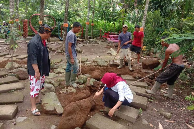 Warga menemukan puluhan dugaan artefak batu berbentuk patung Ganesha, manusia kerdil dan jejak kaki di sebuah batu di Kawasan Objek Wisata Batu Mahpar, Leuwisari, Kabupaten Tasikmalaya, Minggu (9/2/2020).
