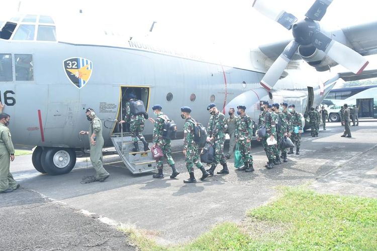 TNI mengirimkan 14 tenaga kesehatannya dan 190 tabung oksigen konsentrator untuk membantu penanganan Covid-19 di beberapa kota di Kalimantan dan Sulawesi.