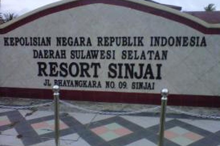 Aparat kepolisian di Kabupaten Sinjai, Sulawesi Selatan tengah menyelidikan kasus gantung diri yang dilakukan oleh salah seorang pejabar KPUD setempat. Selasa, (24/09/2013).